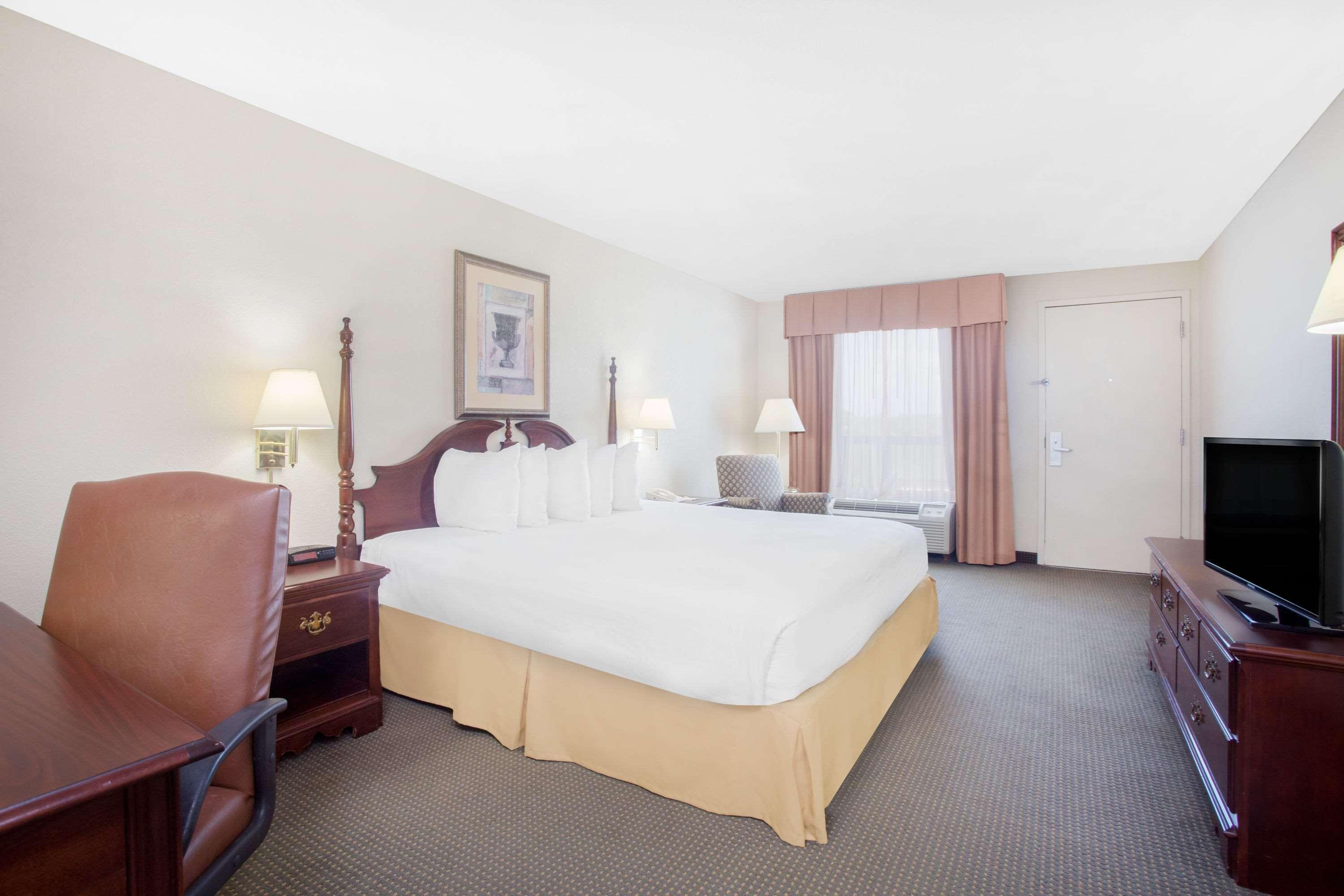 Days Inn by Wyndham Metter Eksteriør bilde